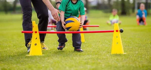 自执教曼联以来，除降级队外阿莫林英超积分和胜场第4少
